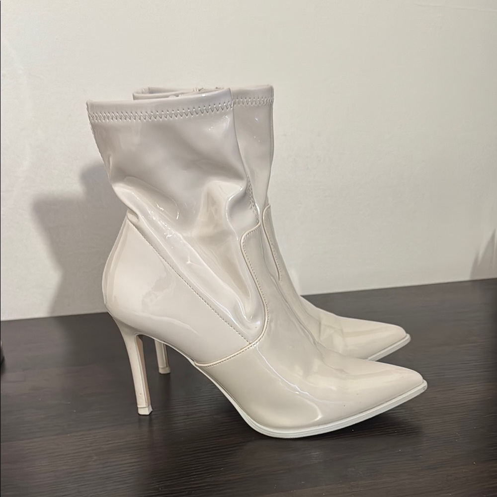Steve Madden White Heeled Boots Sleek Design